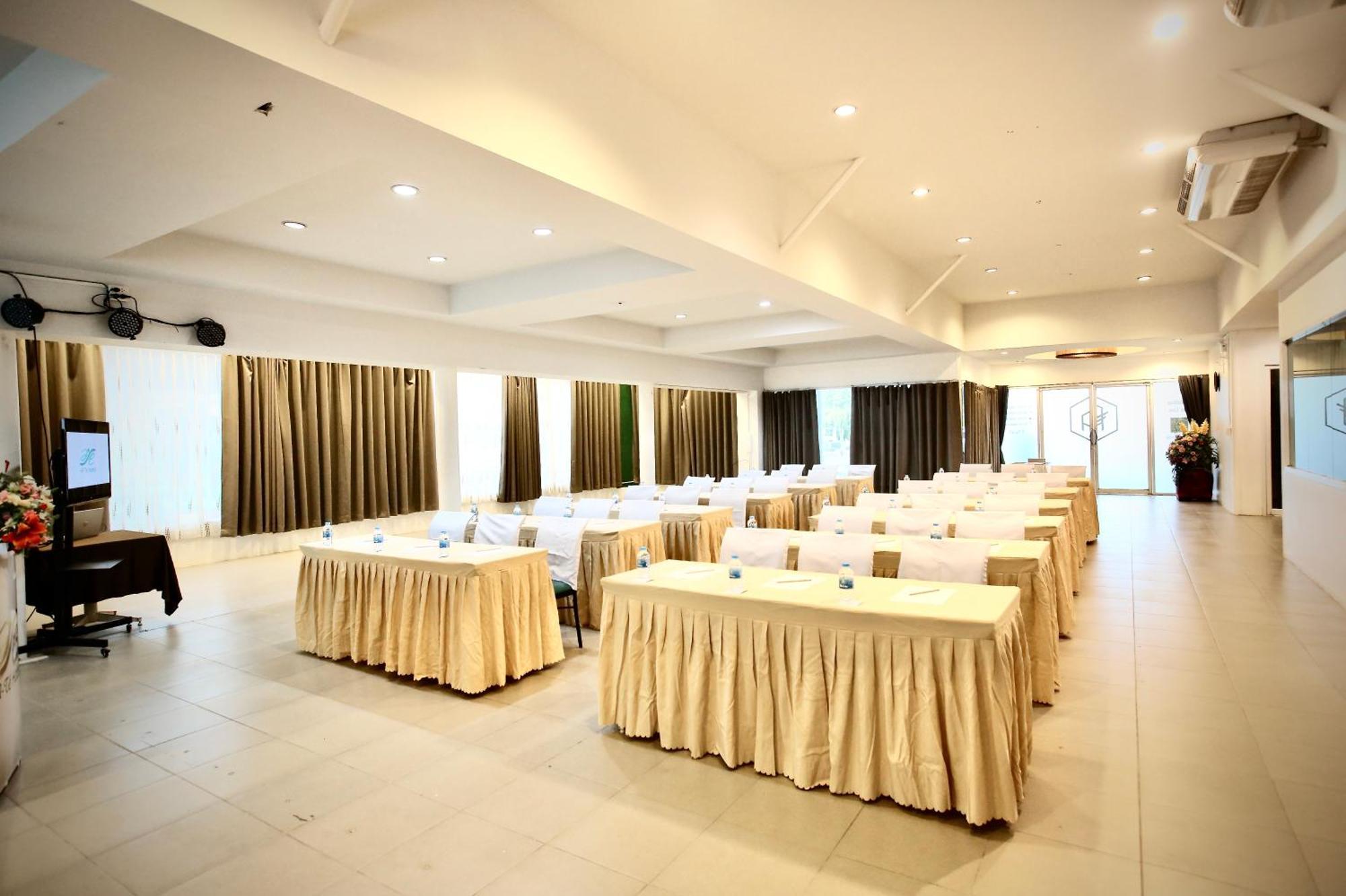 A-Te Chumphon Hotel - Sha Plus Exteriör bild